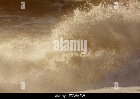 Surfez sur loe bar, près de Cornwall, porthleven, Grande-Bretagne. Banque D'Images