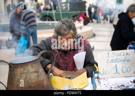 Coimbra, Portugal. Pauvre vieille femme vend des châtaignes sur la ville de rue Banque D'Images