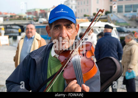 Vieil homme musicien ambulant à jouer du violon dans la rue de Coimbra, Portugal Banque D'Images