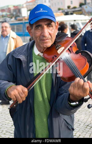 Vieil homme musicien ambulant à jouer du violon dans la rue de Coimbra, Portugal Banque D'Images