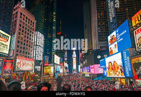 New York City - 8 août 2015 : les touristes à Times square la nuit. C'est le pays le plus visité des attractions touristiques. homme midtown Banque D'Images