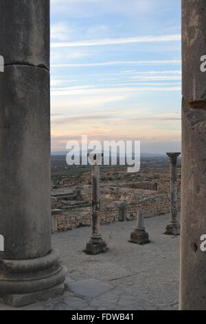 Ruines de Volubilis au Maroc le coucher du soleil, les ruines romaines près de Fès, Scenic compensée par piliers Banque D'Images