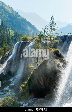 Pearl Shoal Cascade, Jiuzhaigou National Park, dans la province du Sichuan, Chine, Site du patrimoine mondial de l'UNESCO Banque D'Images