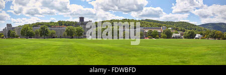 L'Académie militaire de West Point, New York. Parade en face de l'édifice principal. Panorama de l'AC. Banque D'Images