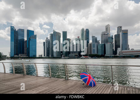 Affichage de l'ensemble des bâtiments de la ville de Singapour Marina Bay avec un parapluie Union Jack à l'avant-plan. Banque D'Images