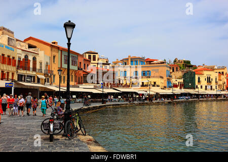 Port de Chania, Crète, restaurant dans la vieille ville dans le port Banque D'Images