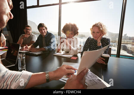 Libre de mains de jeunes hommes de la discuter avec des collègues. plan d'affaires Les gens créatifs séance dans la salle de conférence. Banque D'Images