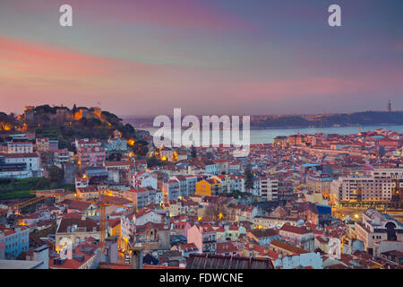 Lisbonne. Image de Lisbonne, Portugal pendant le lever du soleil spectaculaire. Banque D'Images
