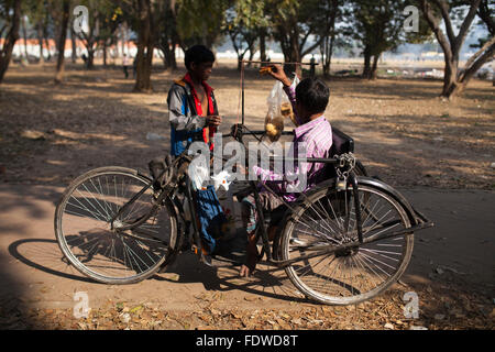 Dhaka, Bangladesh. 2 Février, 2016. Mohammad Shahjahan 30 typhoïde un boiteux sellign nourriture dans un parc à Dhaka, Bangladesh, 02 février 2016. Shahjahan a subi la typhoïde lorsqu'il était âgé de 2 ans et perd ses jambes. Maintenant il survivre en vendant des aliments sur park et street. La fièvre typhoïde est une cause majeure de la maladie dans la plupart des pays en développement, y compris le Bangladesh. Une estimation récente révèle que 22 millions de nouveaux cas de typhoïde surviennent chaque année dans le monde, avec environ 200 000 de ces entraînant la mort. Zakir Hossain Chowdhury Crédit : zakir/Alamy Live News Banque D'Images