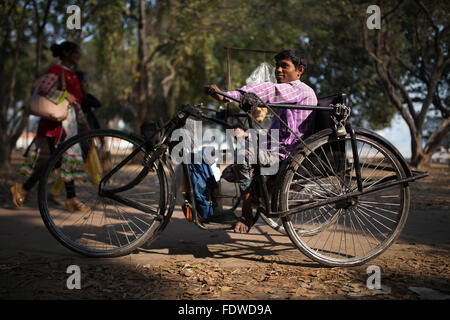 Dhaka, Bangladesh. 2 Février, 2016. Mohammad Shahjahan 30 typhoïde un boiteux sellign nourriture dans un parc à Dhaka, Bangladesh, 02 février 2016. Shahjahan a subi la typhoïde lorsqu'il était âgé de 2 ans et perd ses jambes. Maintenant il survivre en vendant des aliments sur park et street. La fièvre typhoïde est une cause majeure de la maladie dans la plupart des pays en développement, y compris le Bangladesh. Une estimation récente révèle que 22 millions de nouveaux cas de typhoïde surviennent chaque année dans le monde, avec environ 200 000 de ces entraînant la mort. Zakir Hossain Chowdhury Crédit : zakir/Alamy Live News Banque D'Images