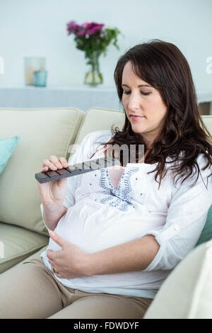 Pregnant woman eating chocolate Banque D'Images