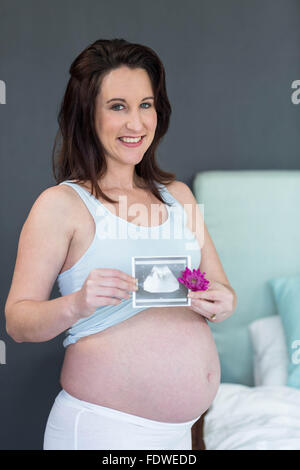 Femme enceinte montrant une échographie photo Banque D'Images