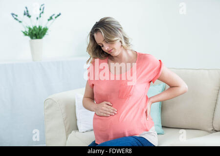 Femme enceinte avec douleur au dos Banque D'Images