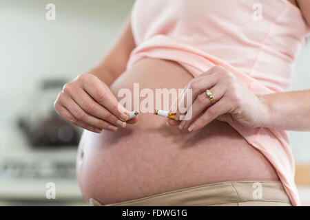 Femme enceinte cigarette détruit Banque D'Images