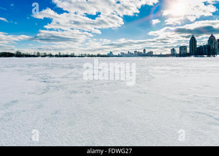 Le Dniepr à Kiev, Ukraine, au cours de l'hiver. Des bâtiments de la ville est apparu en arrière-plan Banque D'Images