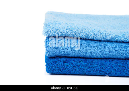 Pile de serviettes de ratine bleu isolated on white Banque D'Images