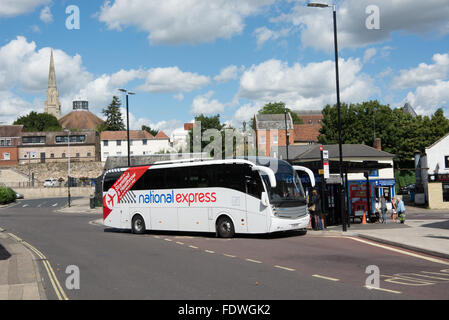 Un National Express Coach prend des passagers à la gare routière de Colchester. C'est sur la route 250 à l'aéroport de Heathrow. Banque D'Images