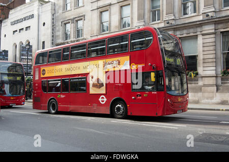 Un hybride Alexander Dennis Enviro400H exploités par l'Go-Ahead group passe le long de Whitehall sur route 87 Banque D'Images