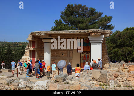 Crète, Knossos, complexe de palais du Minoer, les visiteurs devant la fresque du porteur vasculaires dans la reconstruction, Suedpropylon Banque D'Images