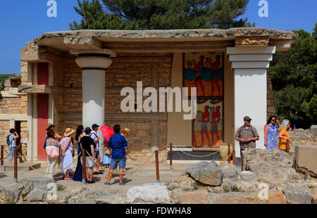 Crète, Knossos, complexe de palais du Minoer, les visiteurs devant la fresque du porteur vasculaires dans la reconstruction, Suedpropylon Banque D'Images