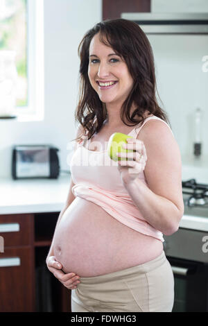 Pregnant woman holding apple Banque D'Images
