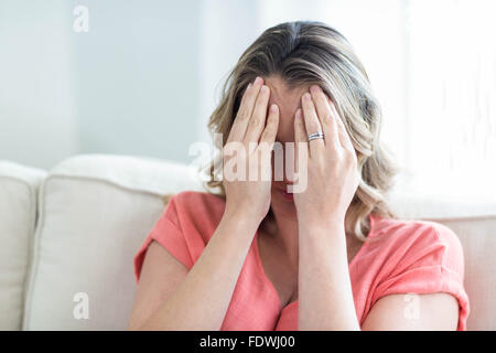 Femme enceinte avec maux de tête Banque D'Images
