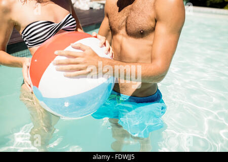 Couple heureux avec ballon de plage Banque D'Images