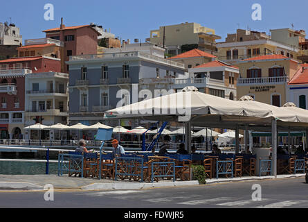 Agios Nikolaos, Crète, centre-ville dans le lac de Voulismeni Banque D'Images