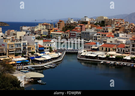 Agios Nikolaos, Crète, regardez le centre ville dans le lac de Voulismeni Banque D'Images