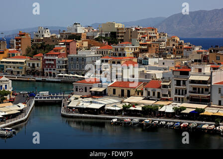 Agios Nikolaos, Crète, regardez le centre ville dans le lac de Voulismeni Banque D'Images