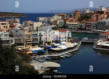 Agios Nikolaos, Crète, regardez le centre ville dans le lac de Voulismeni Banque D'Images