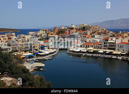 Agios Nikolaos, Crète, regardez le centre ville dans le lac de Voulismeni Banque D'Images