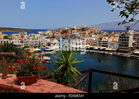 Agios Nikolaos, Crète, regardez le centre ville dans le lac de Voulismeni Banque D'Images