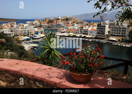 Agios Nikolaos, Crète, regardez le centre ville dans le lac de Voulismeni Banque D'Images