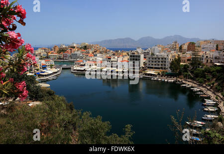 Agios Nikolaos, Crète, regardez le centre ville dans le lac de Voulismeni Banque D'Images