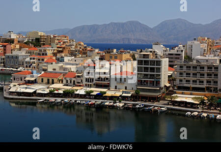 Agios Nikolaos, Crète, regardez le centre ville dans le lac de Voulismeni Banque D'Images