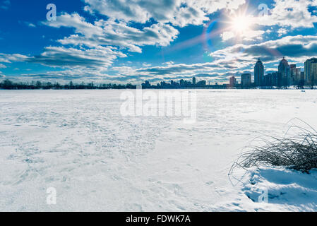 Le Dniepr à Kiev, Ukraine, au cours de l'hiver. Des bâtiments de la ville est apparu en arrière-plan Banque D'Images