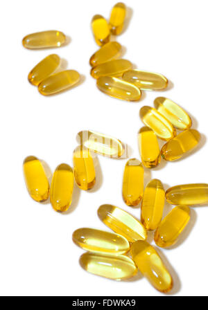 Complément alimentaire d'huile de foie de poisson contenant des capsules de gel d'acide gras oméga-3, en vitamine A et D isolé sur fond blanc Banque D'Images