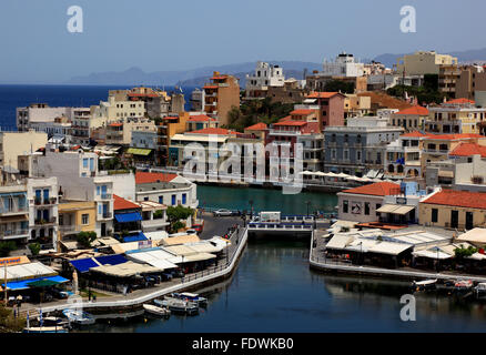 Agios Nikolaos, Crète, regardez le centre ville dans le lac de Voulismeni Banque D'Images