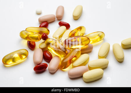 Mélange de suppléments alimentaires en capsules et comprimés isolé sur fond blanc Modèle Libération : N° des biens : Non. Banque D'Images