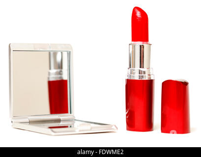 Rouge à lèvres rouge vif reflète dans miroir compact isolé sur fond blanc. Communiqué de modèle : N° des biens : Non. Banque D'Images