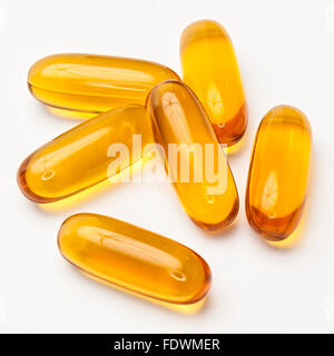 L'huile de foie de morue capsules contenant l'acide gras d'Omega 3 isolé sur fond blanc Modèle Libération : N° des biens : Non. Banque D'Images