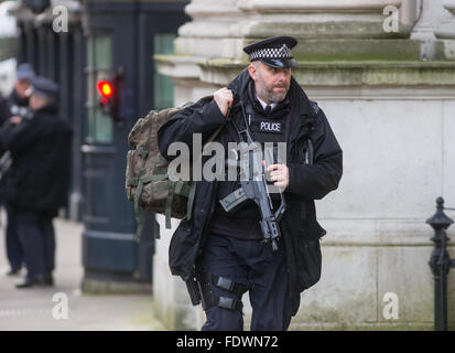 Police à Downing Street sur un pied d'alerte d'une attaque terroriste Banque D'Images