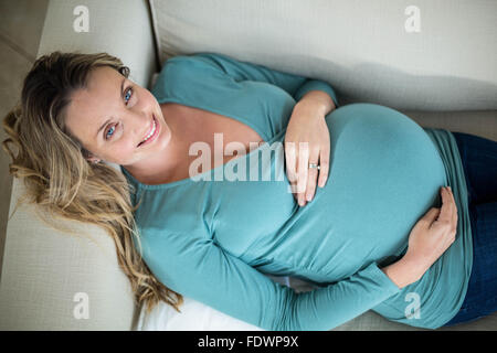 Pregnant woman lying on the couch Banque D'Images