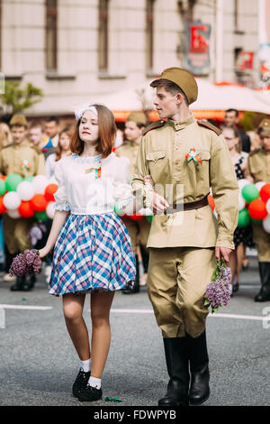 Gomel, Bélarus - 9 mai 2015 : les jeunes hommes vêtus d'uniformes militaires de soldats soviétiques de la Grande Guerre Patriotique participer je Banque D'Images