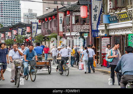 Chine, Shanghai, scène de rue animée à Shanghai Old Street, Fangbang Road dans la vieille ville de Shanghai Banque D'Images