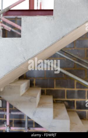 Un chantier avec escalier en béton et les échafaudages Banque D'Images
