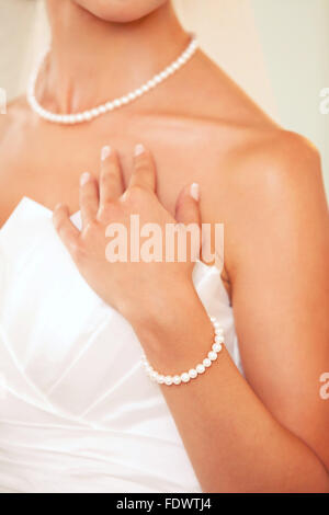 Bracelet bijoutier sur la main de la mariée Banque D'Images