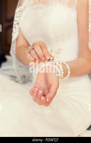 Bracelet bijoutier sur la main de la mariée Banque D'Images