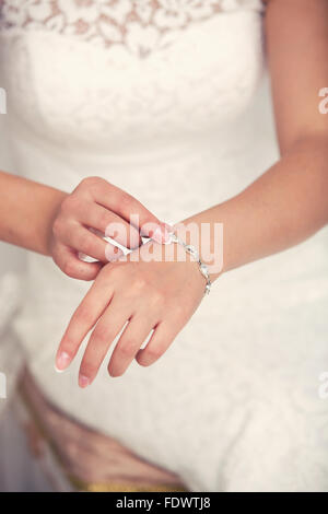 Bracelet bijoutier sur la main de la mariée Banque D'Images